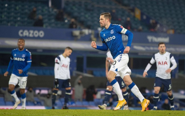 既是对足球 既是对足球